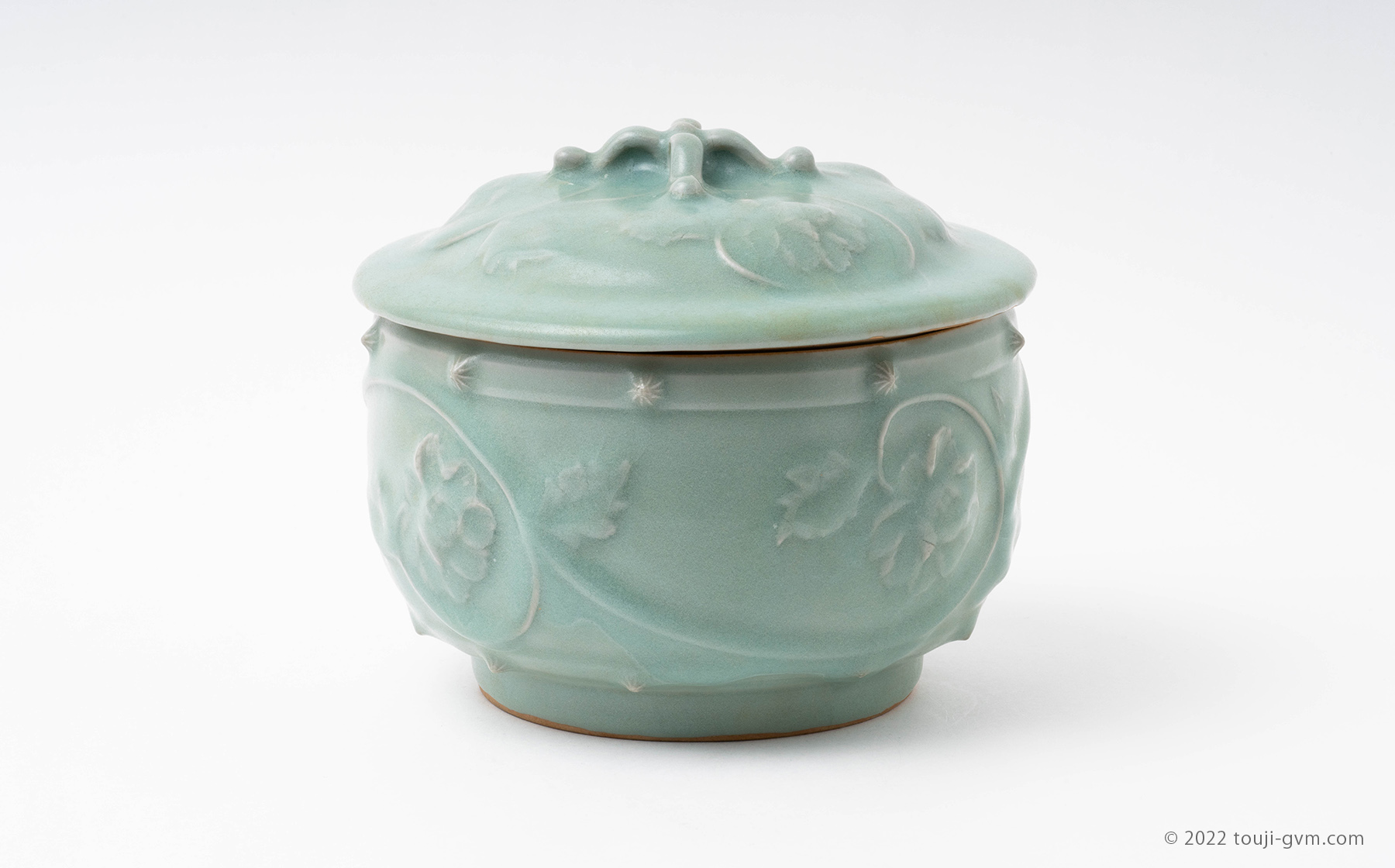 青磁陽刻牡丹唐草文大罐 – Celadon Pot | 陶磁オンライン美術館ーTOUJI 