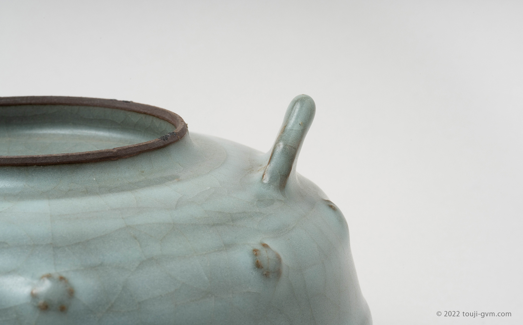 南宋官窯 御窯鼓釘文三足洗 – Guan ware Basin | 陶磁オンライン