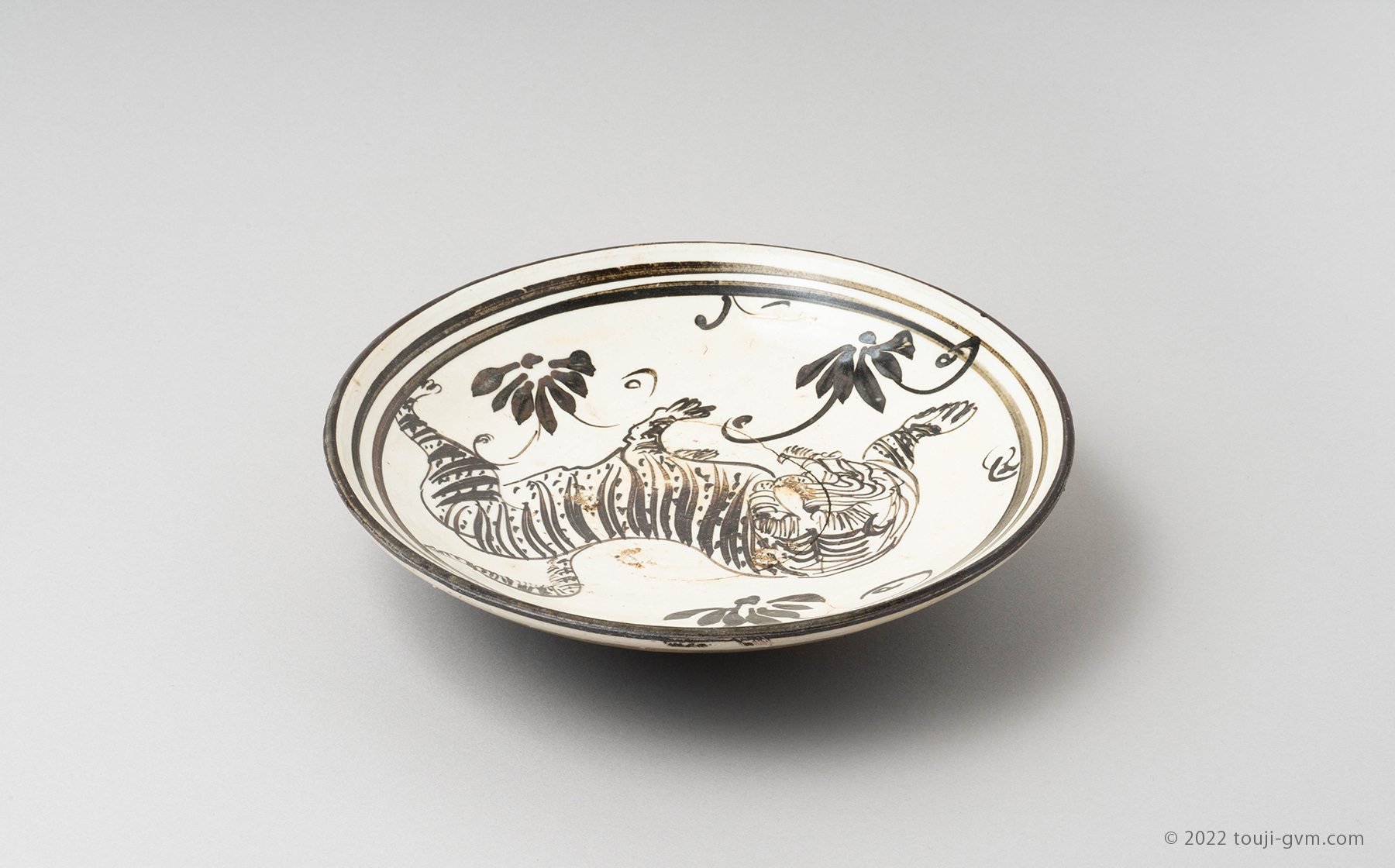 磁州窯 磁州窯白地鉄絵虎文皿 – Cizhou ware Plate | 陶磁オンライン