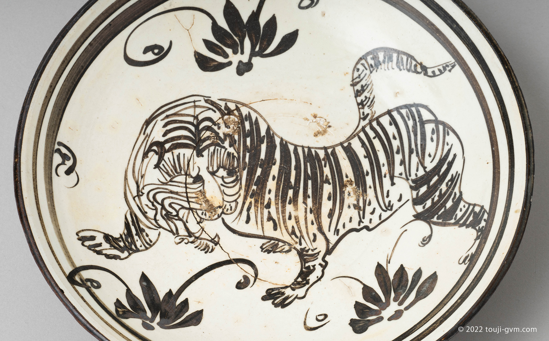 磁州窯白地鉄絵虎文皿 – Cizhou ware Plate | 陶磁オンライン